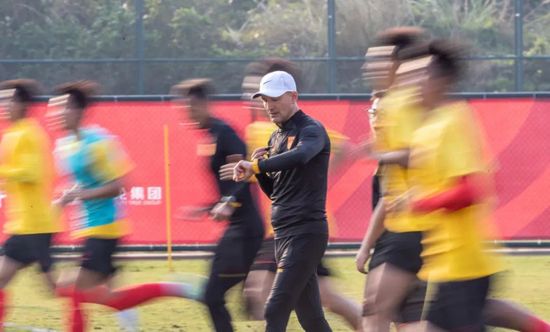 据《阿斯报》记者Javier Miguel报道，对于马竞8000万欧的报价，巴萨根本出不起，最多能给2500万欧。